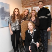 Blanka Bohdanová s rodinou a Terezou Herz Pokornou v galerii AreZeT. Foto J. Pertaková