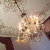 křištálové lustry ,štukové stropy-Hotel Biron-muzeum Auguste Rodin