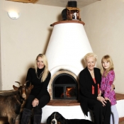 Olga na chalupě s dcerou a vnučkou a zvířátky
