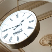 V restauracích v Belgii je tradice ,všechny hodiny jsou nastaveny na za pět   minut dvanáct-v BRUXXU tikaji          