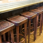 židle typické pro belgické pivnice