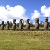 7 MOAI -AHU AKIVI-jako jediné sochy jsou obrácené k moři -představují  7 prvních objevitelů