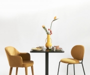 Nové židle a ručně tkané koberce zaujmou svými materiály a inspirací geometrickou modernou