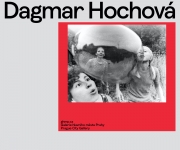 Od dětí k demokracii: výstava v GHMP Domě fotografie odkrývá neznámé tváře významné fotografky Dagmar Hochové