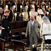 Nevěstu Meghan Markle přivedl k oltáři Charles, princ z Walesu