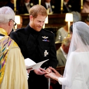 Ženich předává nevěstě svatební prsten, který patřil jeho mamince, princezně Dianě. 