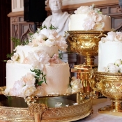 Svatební dort novomanželů s citronovou příchutí na zlatých tácech. 