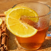 Lahodný nápoj z medu a skořice dozdobený citronem