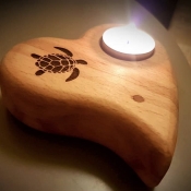 Svícen ve tvaru srdce s možností jakéhokoli motivu vypáleného do tohoto kousku dřeva!
