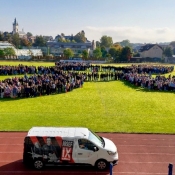 NATÁČENÍ KLIPU - SEŠLO SE 1747 DĚTÍ A VYTVOŘILY KVĚTINU