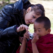 S malým šikovným bhútánským mnichem. Ačkoliv fotoaparát nikdy neviděl, po pěti minutách s ním uměl zacházet lépe než já.
