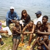 S dětmi ulice ve městě Gisenye u jezera Kivu. Rwanda.