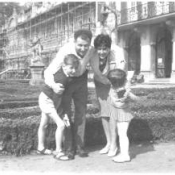 Arnošt Lustig s rodinou v Dobříši