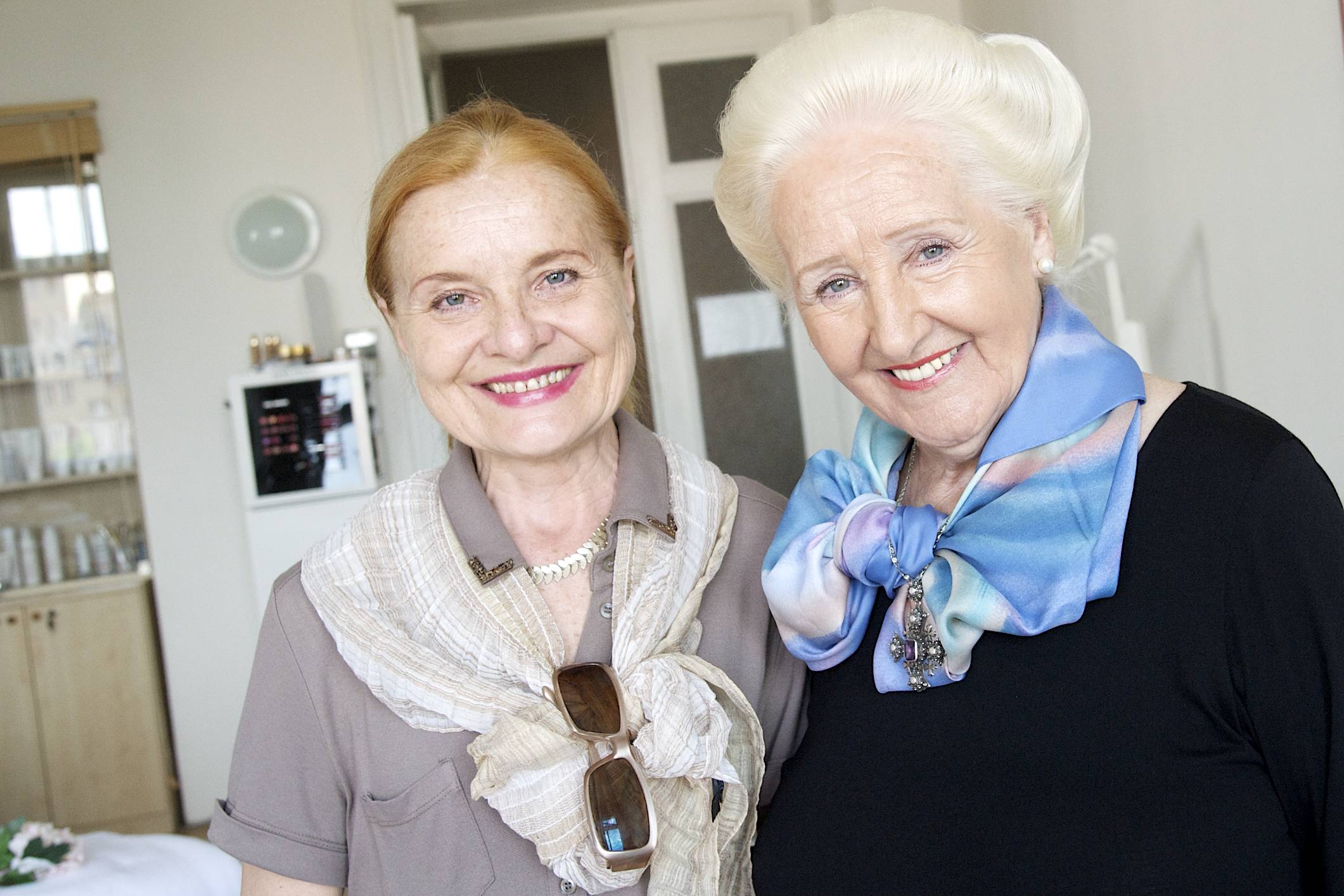 Olga Knoblochová  a Elen Zajíčková-bývalá letuška-před 22 lety si po ukončení kosm.kurzu  u Olgy  založila kosmetický salon na letišti-krásné ženy nestárnou